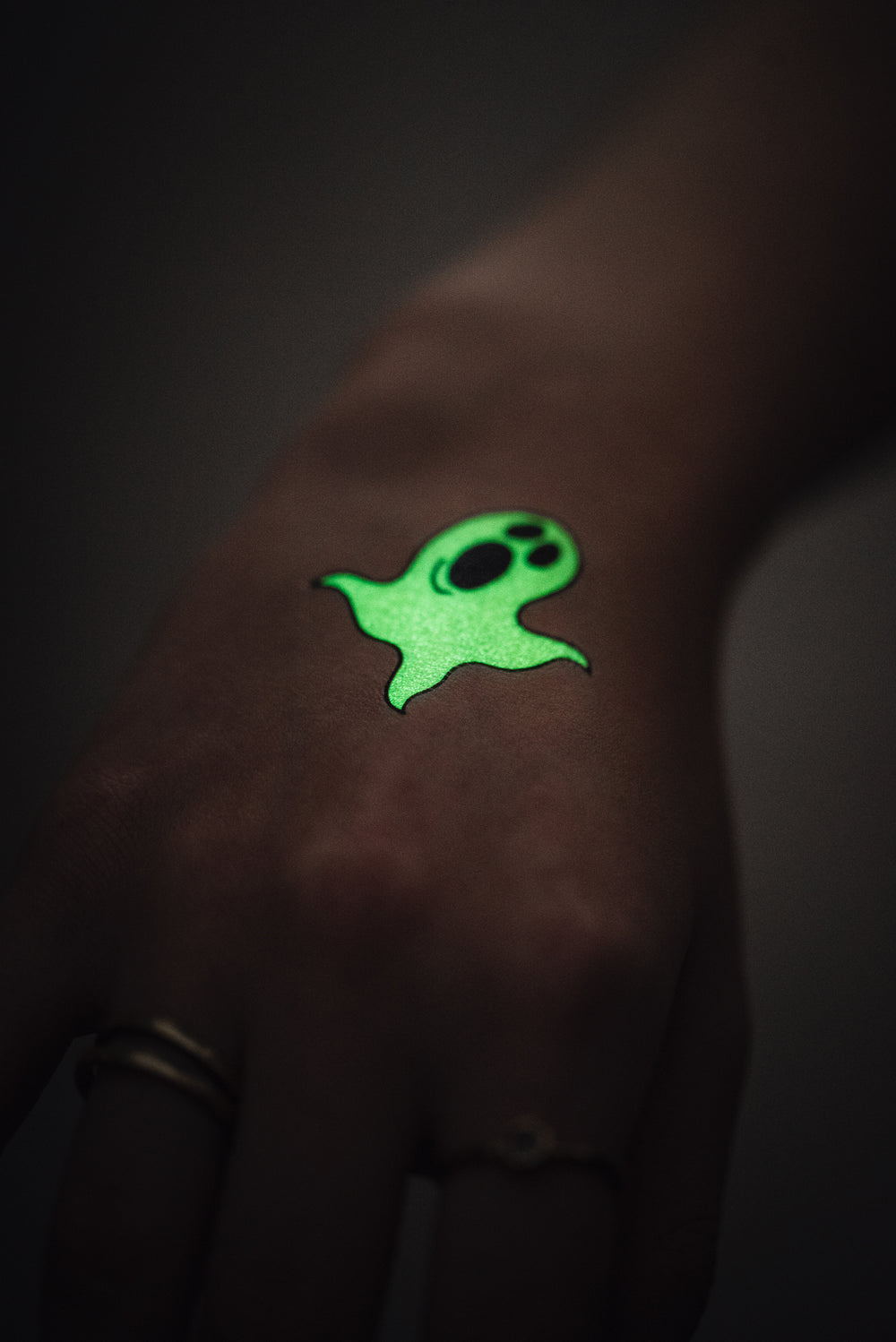 Faux tatouage d'Halloween avec une Citrouille et un Fantôme qui brillent dans le noir.