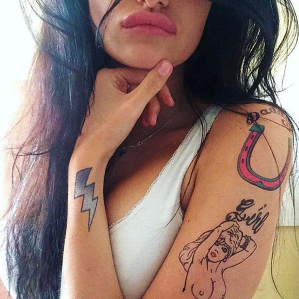 Amy Winehouse - Tatuagem Ferradura do Papá