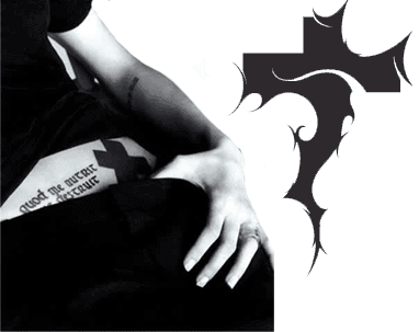 Angelina Jolie - Tribal Kreuz Tattoo