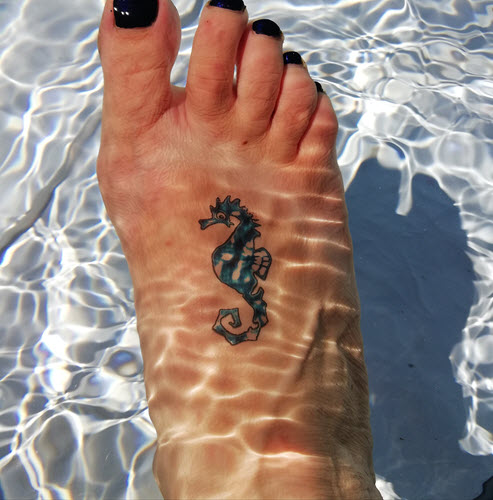 Blaues Seepferdchen Tattoo