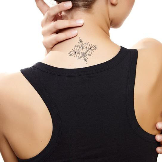 Kompliziertes Dreieck Geometrisch Tattoo