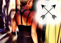 Gekreuzte Pfeile - Miley Cyrus Tattoo
