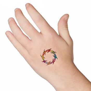 Kleine Regenboog Prikkeldraad Ring Tattoo