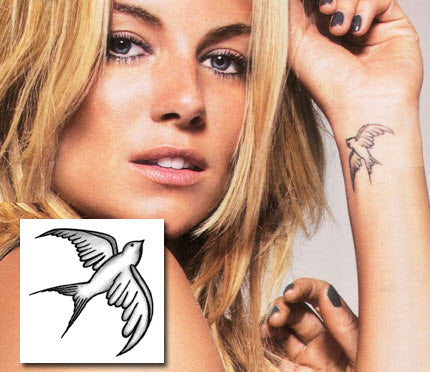 Traditionelle Schwalbe - Sienna Miller Tattoo