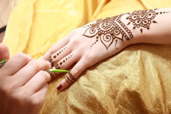 How to Get a Long-Lasting Henna Tattoo