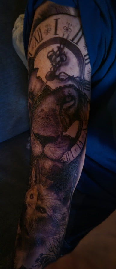 Tatuaje de manga completa en el brazo/hueso Reloj, León y Lobos