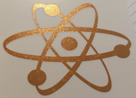 Tatuaje del símbolo del átomo en oro metálico
