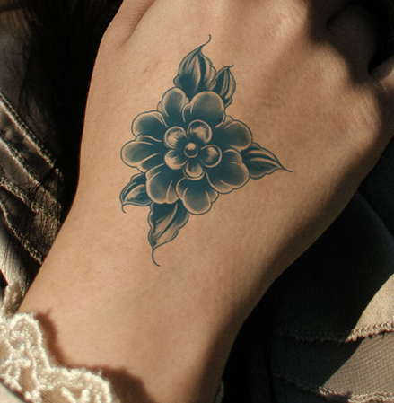 Tatuaggio temporaneo con fiore blu classico