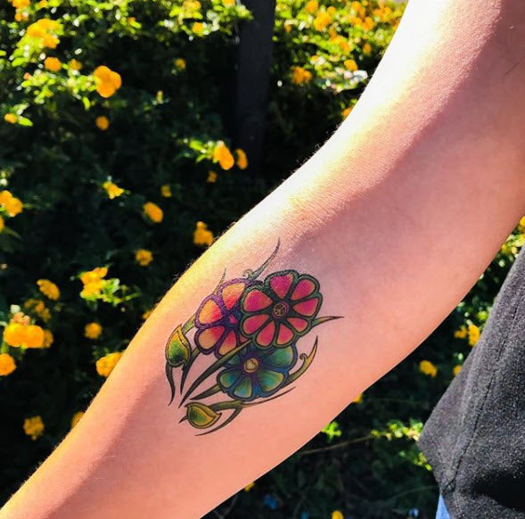 Love & Peace Blumen Tattoo