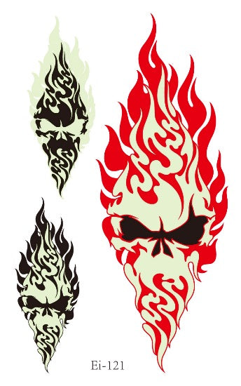 Rosso e nero fiamme bagliore nel tatuaggio falso buio