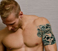 Gigantische Schedel & Rozen Tattoo