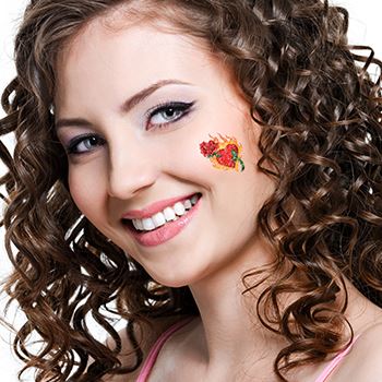 Tatuagem de um Coraçã Flamejante com Brilhantes e uma Rosa