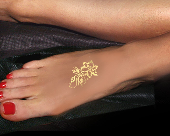 Goldene Blume Tattoo