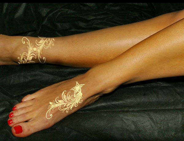 Tatuagens de Flores & Folhas Douradas