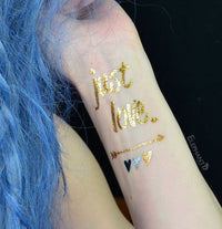 Tatuagem PrimsFoil de Corações e Flechas Douradas e Prateadas