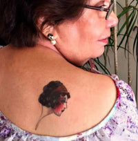 Dame Mit Haarband Tattoo