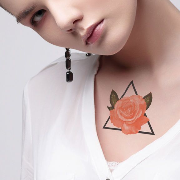Tatuagem Rosa Coral Com Triângulo