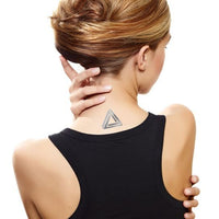 Triángulo Metálico Plateado Tatuaje
