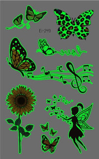 Pantera musicale-farfalla luminosa nel tatuaggio falso scuro