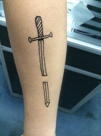 Espada Perforada Del Tatuaje