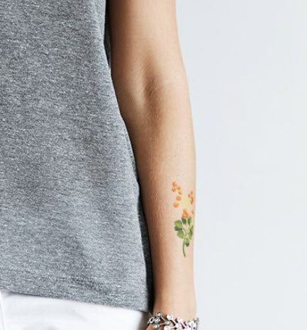Rote Beere Floral Tattoo