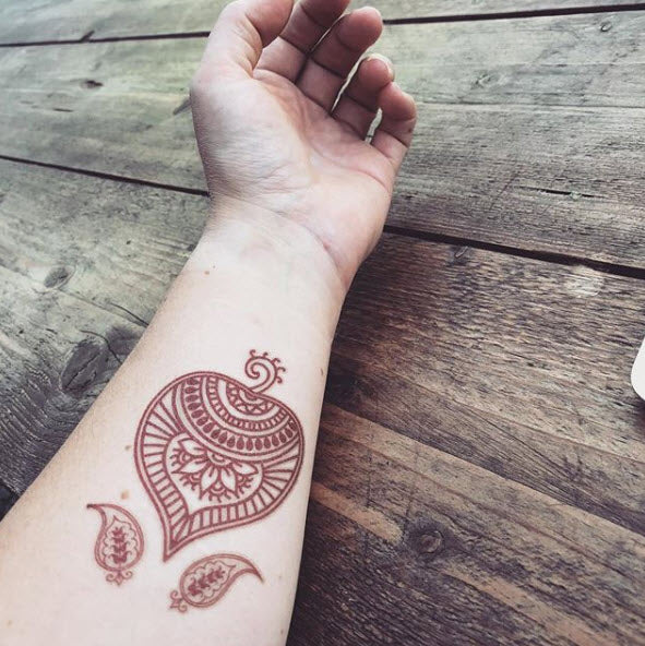Rote Henna Blätter Tattoo