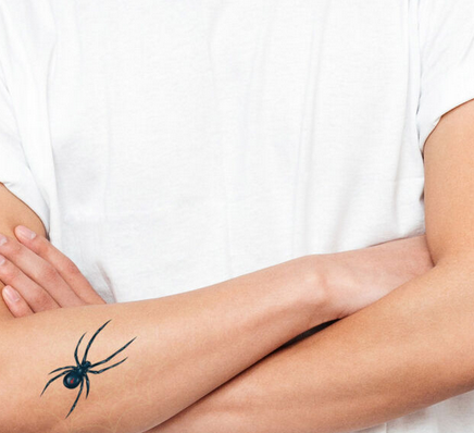 Tatuaje temporal de Araña con telaraña que brilla en la oscuridad