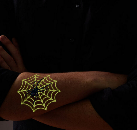 Spinne mit leuchtendem Netz als temporäres Tattoo