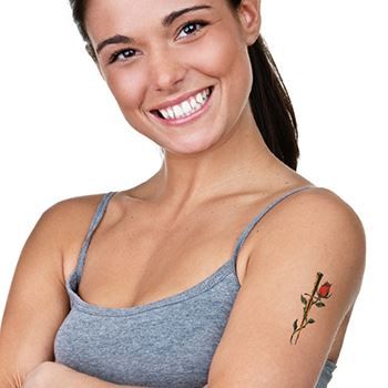 Tatuaje de Rosa Tradicional & Daga