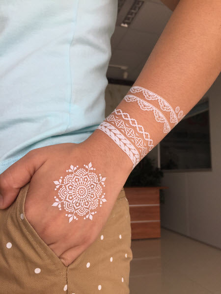 Witte Lace Bloemen Henna Tattoo