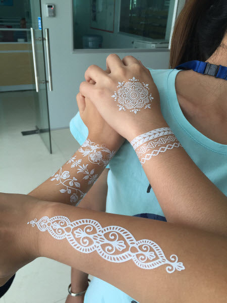Tatuagem Laço Branco Pulseiras Henna